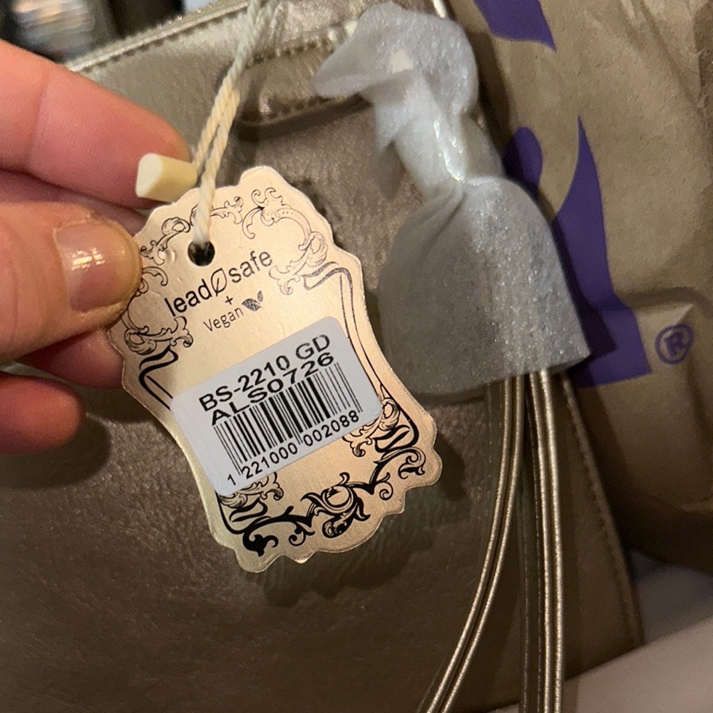 NWT Alyssa lead safe leather Gold Clutch with Wristlet large size so cute 🥰 - Picture 3 of 10